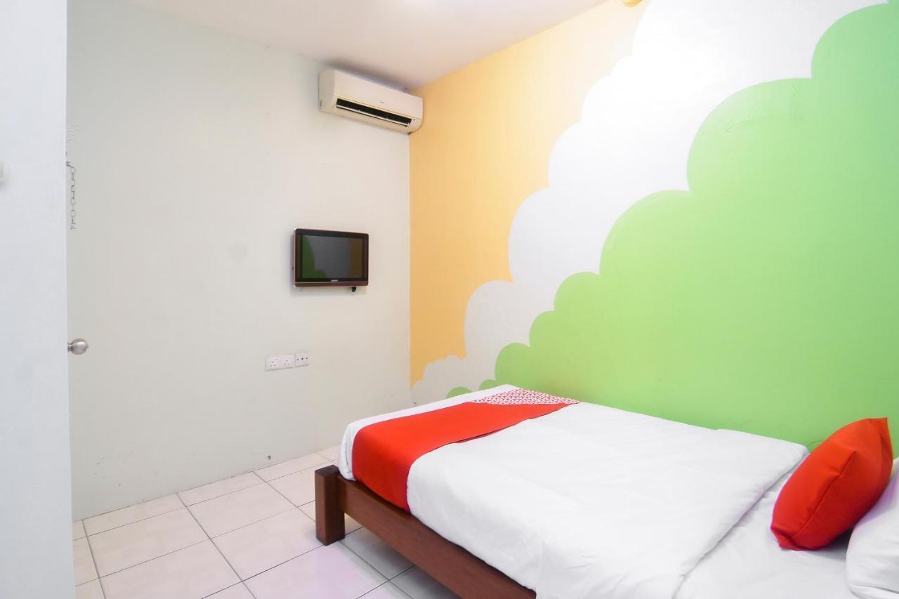 Oyo 44034 Furama Lodging House Kuching Exterior photo