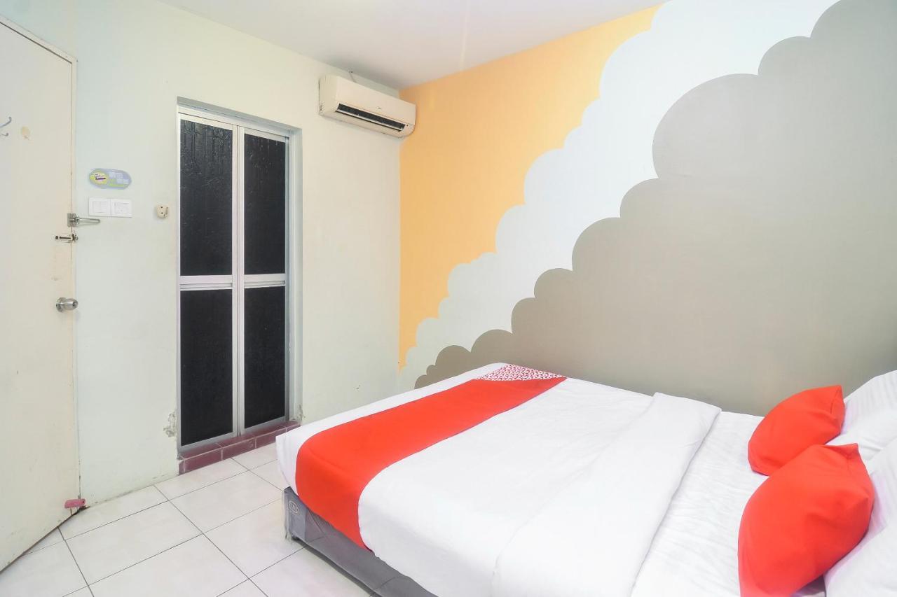 Oyo 44034 Furama Lodging House Kuching Exterior photo