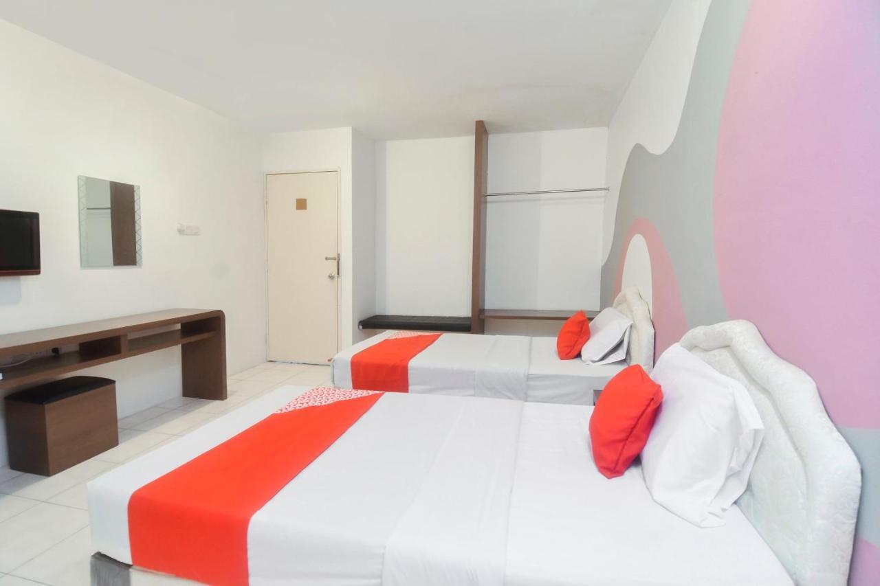 Oyo 44034 Furama Lodging House Kuching Exterior photo