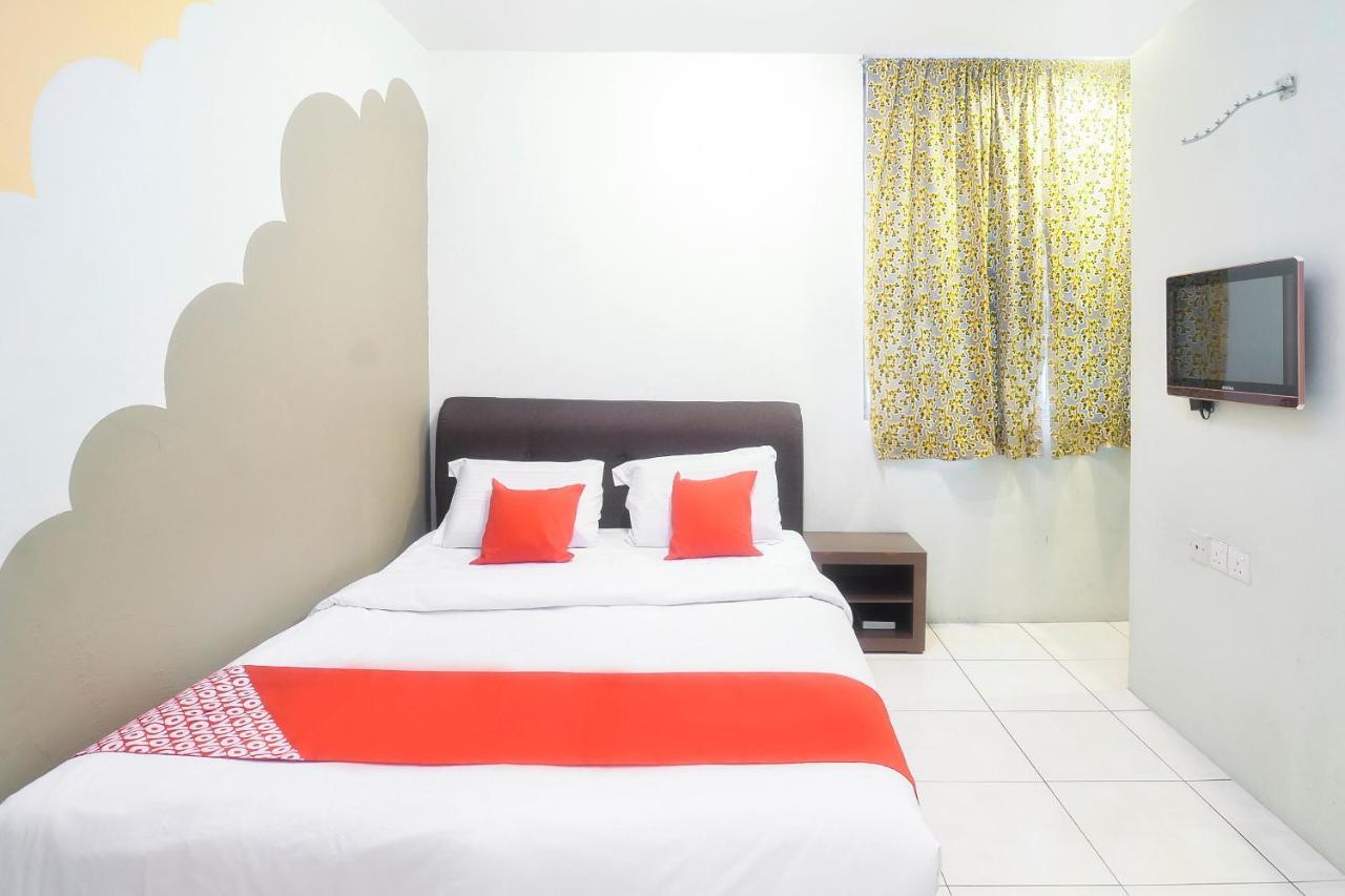 Oyo 44034 Furama Lodging House Kuching Exterior photo
