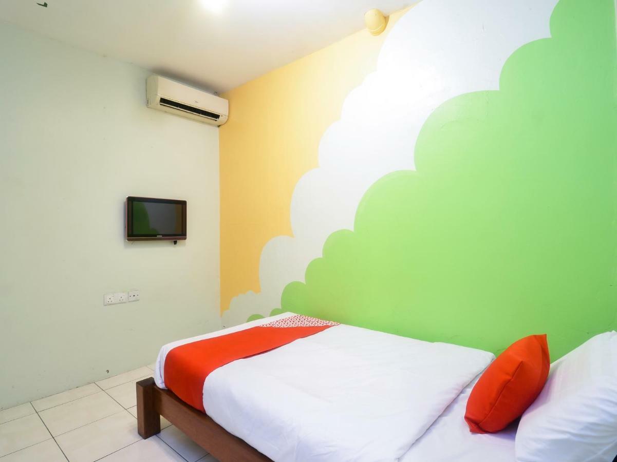 Oyo 44034 Furama Lodging House Kuching Exterior photo